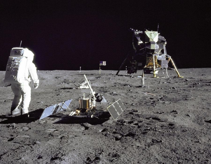 1969년 아폴로11호가 달 표면에 설치한 지진계. 사진=NASA 제공<br>