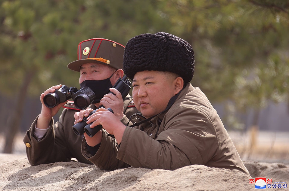 김정은 북한 국무위원장이 9일 전선장거리포병구분대의 화력타격훈련을 지도했다고 조선중앙통신이 10일 보도했다. 연합