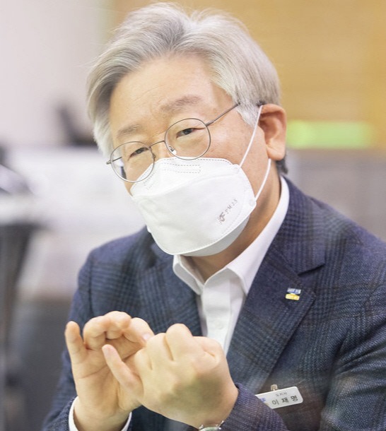 28일 오후 이재명 경기도지사가 도청 출입기자실을 방문해 출입기자들과 환담을 나누고 있다. 사진=경기도청