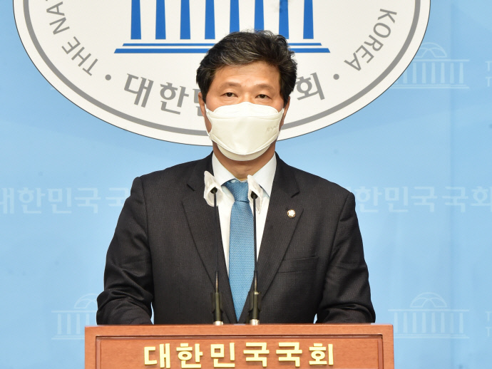 서영석 더불어민주당 의원이 16일 서울 여의도 국회 소통관에서 3기 신도시 투기 의혹에 대한 반박 기자회견을 하고 있다. 사진=연합.