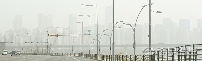 2010년 이후 11년 만에 최악의 봄 황사로 전국 대부분 지역에 황사경보가 내려진 29일 인천 연수구 송도국제도시가 황사와 미세먼지로 뒤덮혀 있다. 정선식기자
