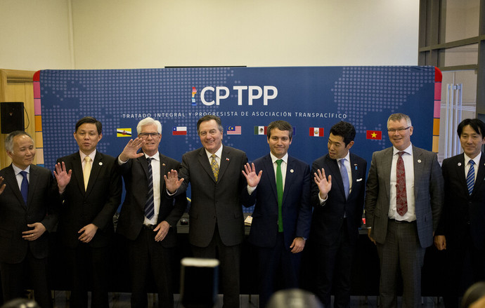 포괄적·점진적 환태평양 경제 동반자 협정(CPTPP)에 참가한 11개국 대표들이 2019년 5월 칠레 산티아고에서 모여 회의를 연 뒤 기념 촬영을 하고 있다. 사진=AP/연합뉴스