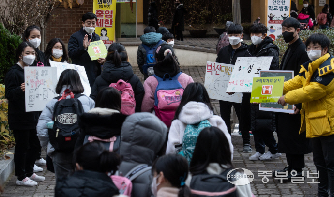 경기지역 각급 학교 전면등교가 시작된 22일 오전 8시 20분께 수성초등학교 정문에서 교장, 교사, 학생들이 방역수칙을 안내하는 아침맞이를 하고 있다. 김근수기자