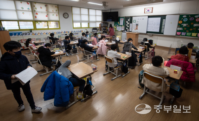 경기지역 각급 학교 전면등교가 시작된 22일 수성초등학교 교실에 학생들이 앉아있는 모습. 김근수기자