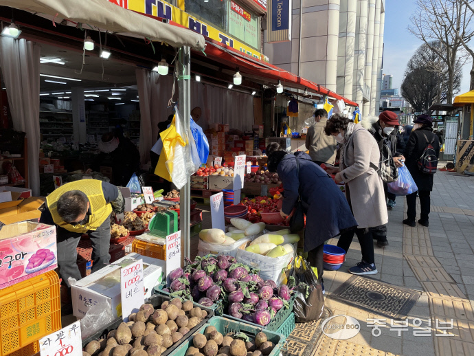 2일 오후 수원시 팔달구의 지동시장에서 시민들이 야채를 살펴보고 있다. 윤진현기자