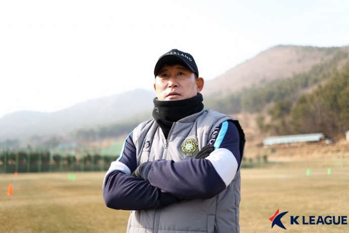 고정운 감독이 선수들에게 강조하고자 하는 것은 키워드는 ‘간절함’과 ‘열정’이다. 사진=한국프로축구연맹
