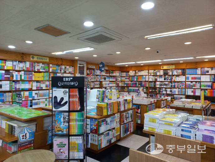 안성서점 내부 모습.