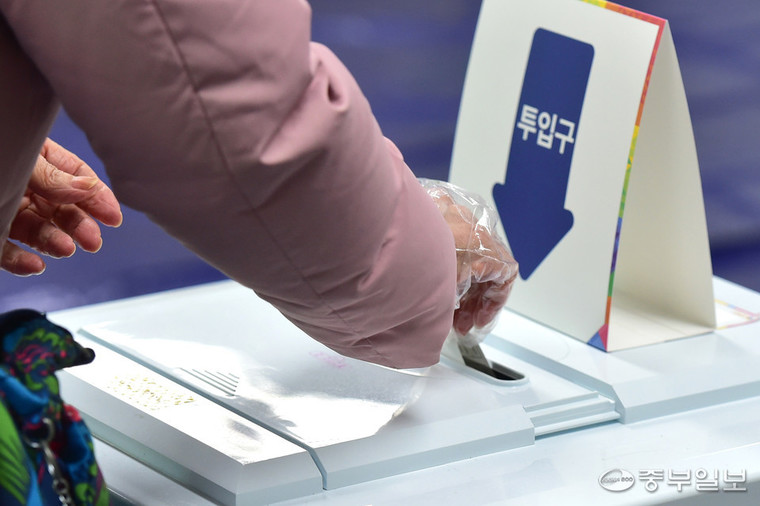 전국 1만4천464개 투표소에서 일제히 시작된 제20대 대통령선거일인 9일 인천 미추홀구 문학동 제1투표소에서 한 어린이가 아빠가 기표한 투표용지를 넣고 있다.정선식기자