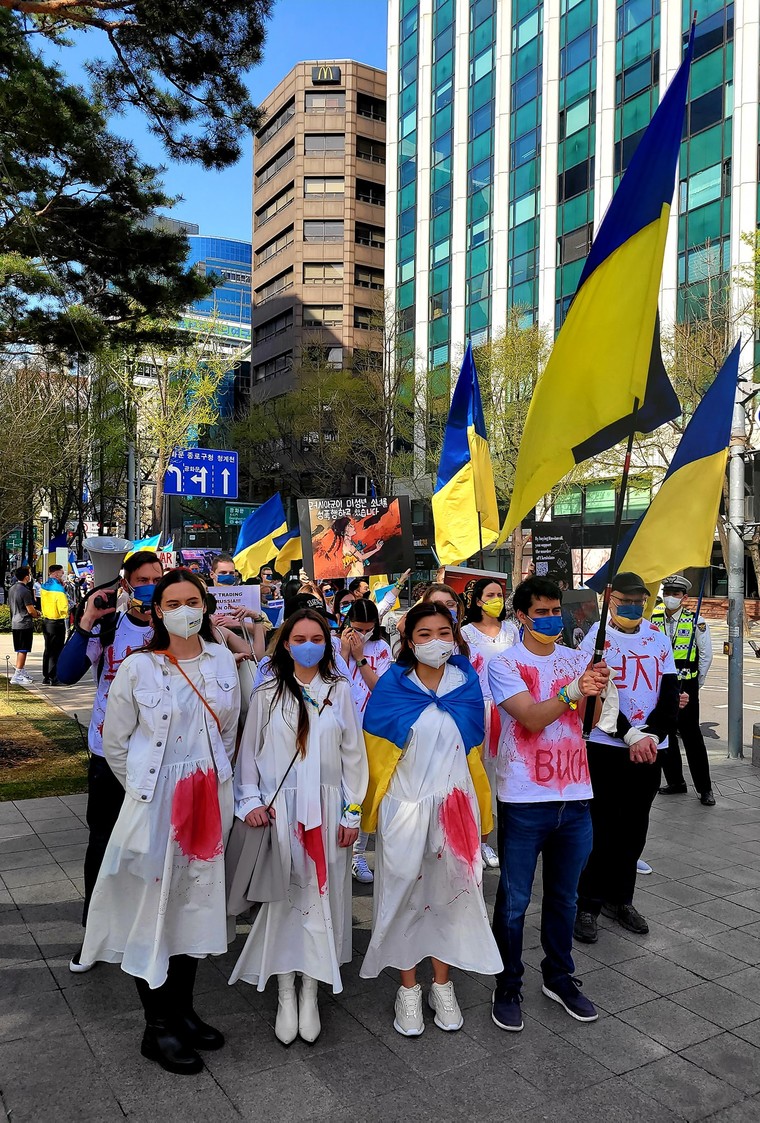 지난 10일 진행된 러시아 규탄 집회 참석자들이 거리행진 시위를 하고 있다. 사진=페이스북 Ukrainians in Korea 