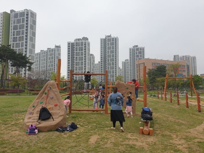 남동구 서창2동 어울근린공원에 어린이 체험 놀이시설이 조성됐다.
