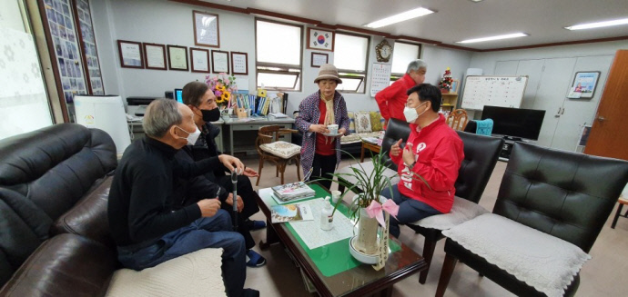 신상진(65) 국민의힘 성남시장 후보가 최근 자신의 선거사무소에서 유권자들을 만나고 있다. 사진=신상진 후보 캠프