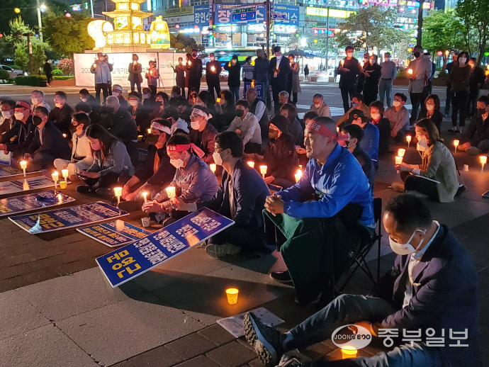 문영근 더불어민주당 전 오산시장 예비후보가 지난 11일 오후 8시부터 11시까지 오산시청 앞 광장에서 촛불 시위를 벌이고 있는 모습. 이상문기자
