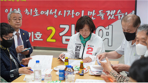 김필여 국힘 안양시장 후보가 박달동 주민들과 만나 지역 현안과 해결방안을 검토하고 있다. 사진=김필여 후보 선거캠프