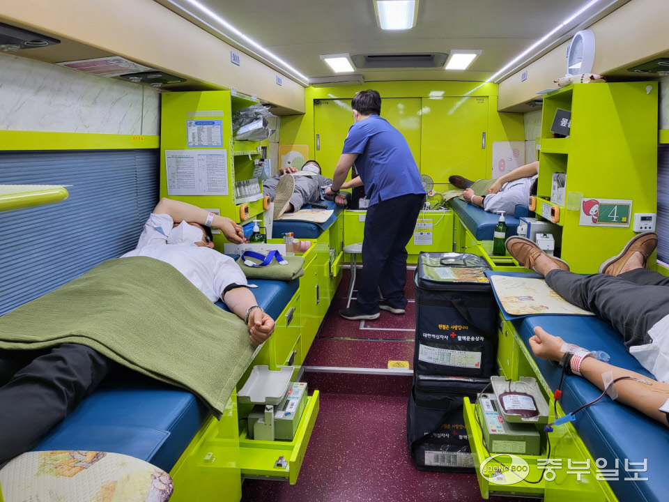 평택도시공사 직원들이 헌혈버스 내 침상에 누워 헌혈을 실시하고 있다. 사진=평택도시공사