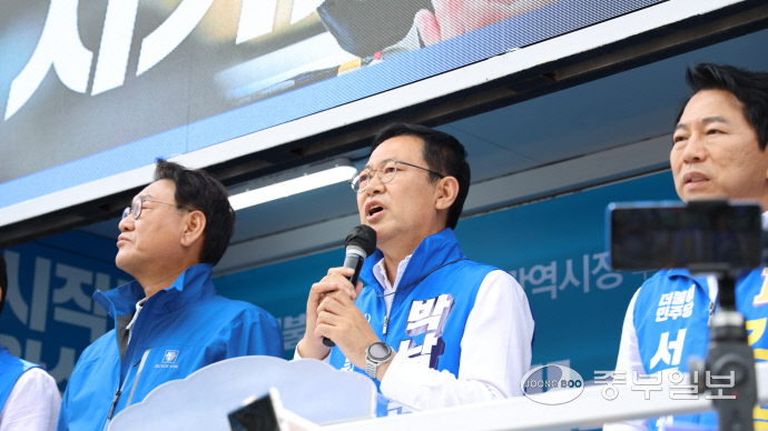 박남춘 더불어민주당 인천시장 후보가 25일 서구 가좌동 집중 유세에서 주민들에게 지지를 호소하고 있다. 사진=박남춘 더큰e음캠프