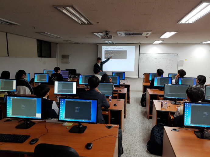 경기꿈의대학 참여 학생들이 강남대학교에서 진행되는 ‘파이썬 프로그래밍을 이용한 문제 해결 능력 향상’ 강좌를 듣고 있다. 사진=강남대학교