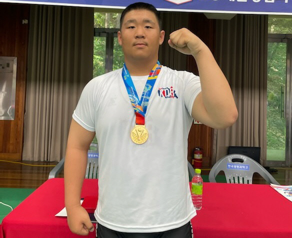 28일 경북 한국생명과학고체육관에서 열린 소년체전 레슬링 남자 16세이하부 자유형 100kg급 우승을 차지한 장준혁이 기념 촬영을 하고 있다. 사진=성남 문원중