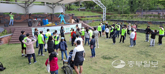 수원시장애인종합복지관은 지난 26일 광교공원 일대에서 ‘꽃처럼 예쁜 가족 한마당-꽃가마’ 행사를 진행했다. 사진=수원시장애인종합복지관