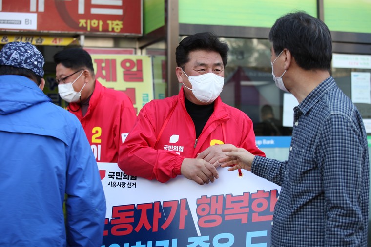 장재철 국민의힘 시흥시장 후보가 최근 피켓을 들고 선거활동에 나서고 있다. 사진=장재철 후보 캠프