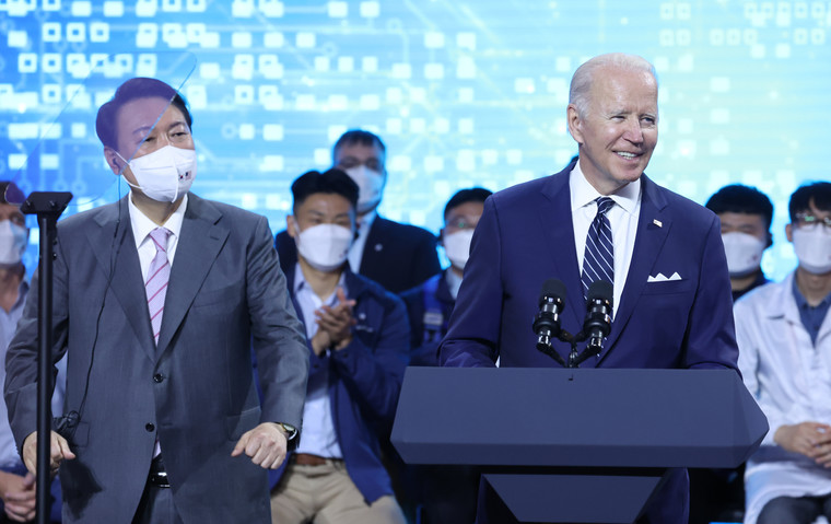 조 바이든 미국 대통령이 20일 오후 경기도 평택시 삼성전자 반도체 공장에서 연설 도중 미소 짓고 있다. 사진=연합