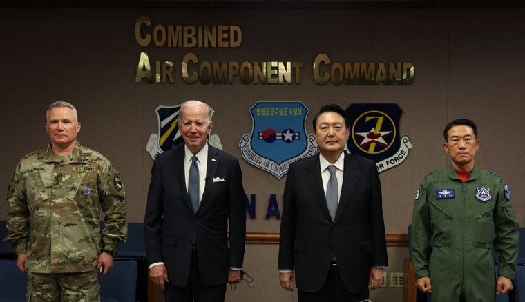 윤석열 대통령과 조 바이든 미국 대통령이 22일 오후 오산 미 공군기지 항공우주작전본부(KAOC)를 방문해 폴 러캐머라 주한미군사령관(왼쪽), 최성천 공군작전사령관과 기념촬영을 하고 있다. 연합