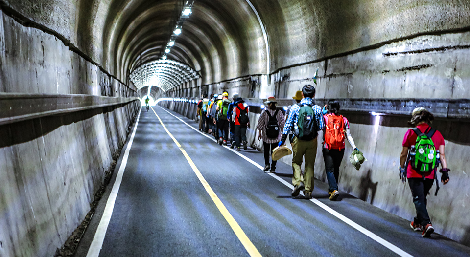 터널이 있는 기찻길로 펼쳐지는 양평 물소리길 제2코스를 걷는 사람들의 모습. 사진=양평군청