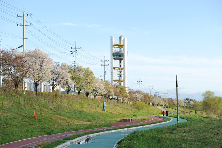오산시는 자연생태학습체험관인 오산 에코리움 전망타워를 새롭게 리모델링해 오는 30일 재개장식을 개최한다. 사진=오산시청