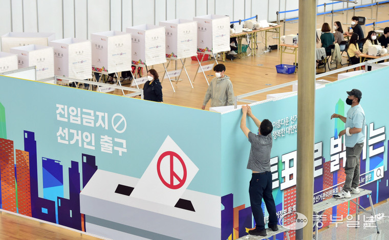 6·1 지방선거 사전투표를 하루 앞둔 26일 인천 중구 인천국제공항 제1여객터미널에 사전투표소가 설치되고 있다.정선식기자