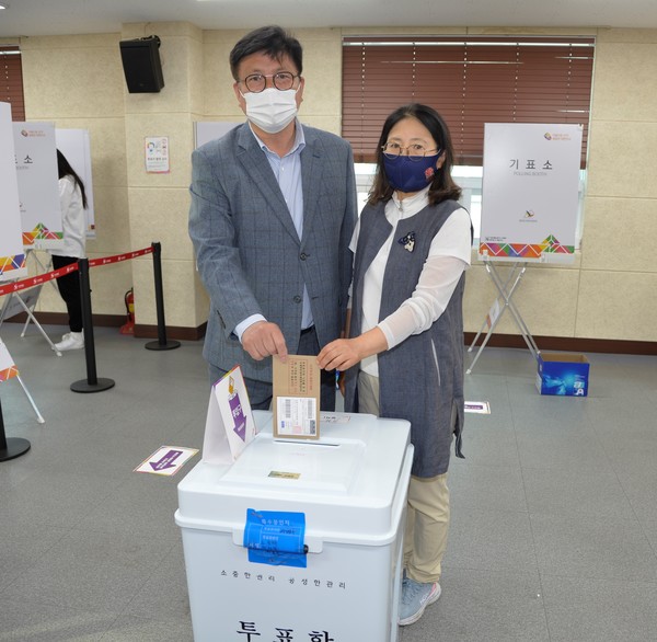 도성훈 인천시교육감 후보가 강화읍주민자치센터 사전투표소에서 투표를 진행하고 있다.