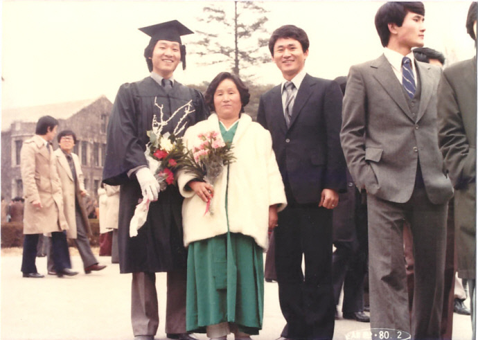 유정복 당선인 어머니와 친형과 연세대 졸업 기념 사진