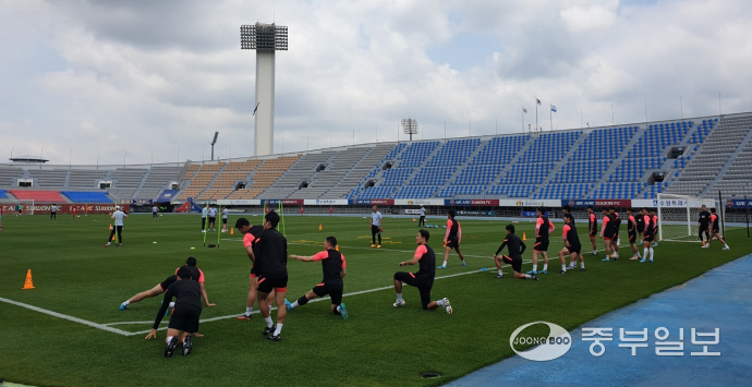 8일 수원종합운동장 주경기장에서 한국 축구 대표팀 선수들이 몸을 풀고 있다. 나규항기자.