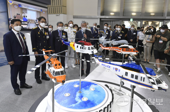 2022 국제해양·안전대전이 22일 인천 연수구 송도컨벤시아에서 열려 KAI 부스에 전시된 수리온 기반의 해경헬기와 산림헬기 전시물을 내빈들이 관람하고 있다.정선식기자