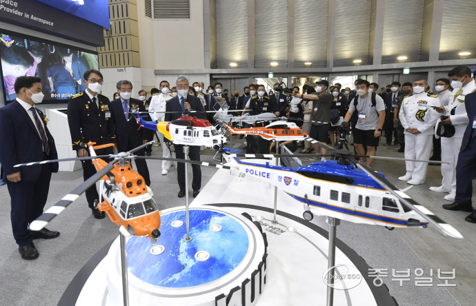 2022 국제해양·안전대전이 22일 인천 연수구 송도컨벤시아에서 열려 KAI 부스에 전시된 수리온 기반의 해경헬기와 산림헬기 전시물을 내빈들이 관람하고 있다.정선식기자
