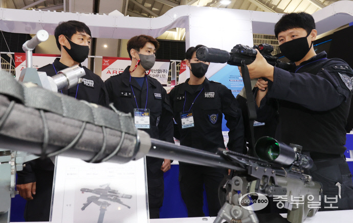 2022 국제해양·안전대전이 22일 인천 연수구 송도컨벤시아에서 열려 이날 참가한 해양경찰 대원들이 장비시연을 하고 있다.정선식기자