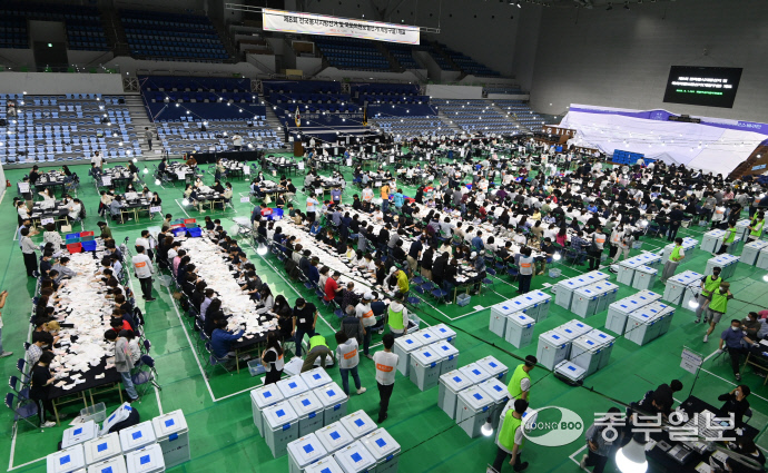 제8회 전국동시지방선거와 국회의원 보궐선거(계양을) 선거가 치러진 1일 오후 인천 계양체육관에 마련된 개표소에서 개표가 진행되고 있다. 정선식기자
