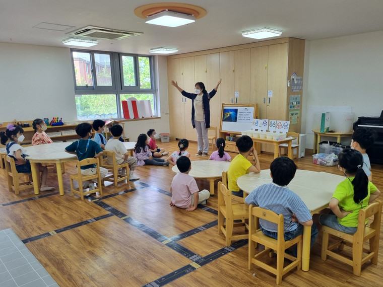 인천 동구는 화도보듬이나눔이어린이집을 시작으로 6개월간 동구 관내 어린이집, 유치원, 초등학교 학생을 대상으로 ‘찾아가는 자원순환 교실’을 운영한다. 사진=인천 동구청