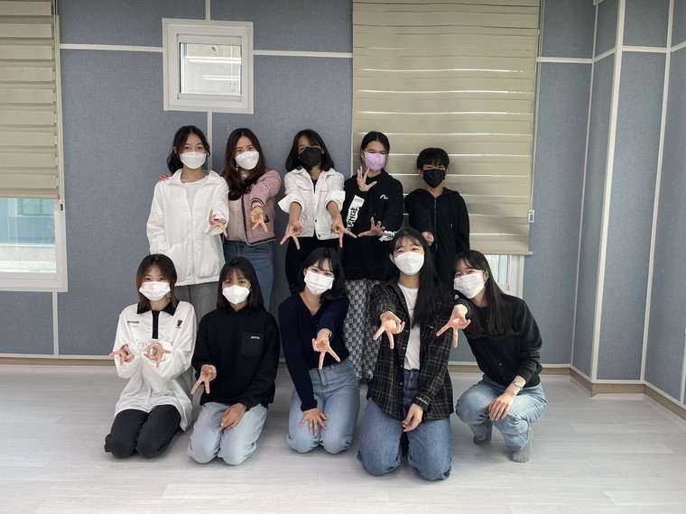 황주현 사회복지사(상단 왼쪽에서 두 번째)와 K-Pop 댄스 동아리 회원들. 사진=이세용기자