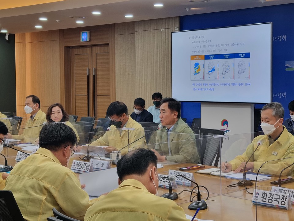 평택시는 지난 13일 시장 주재 관련 실·국·소장 및 한국농어촌공사 평택지사 수자원관리부장 등 20여 명이 참석한 가운데 '2022년 가뭄 극복 종합대책 보고회'를 개최했다. 사진=평택시