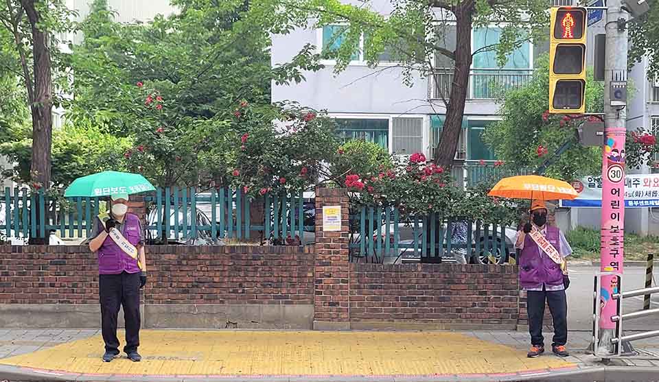 인천 동구 노인인력개발센터가 운영 중인 ‘교통안전지킴이’ 노인일자리 사업이 관내 교통사고율 감소에 기여했다. 사진=인천 동구청