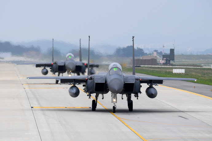 공군이 20일부터 오는 24일까지 청주기지에서 대규모 전역급 공중종합훈련인 소링 이글(Soaring Eagle) 훈련을 진행한다고 밝혔다. 사진은 이날 훈련에 참여한 F-15K 전투기가 공중임무를 위해 줄지어 출격하는 모습. 연합