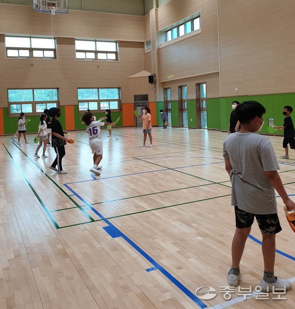 포담초 학생들이 실내체육관에서 운동을 즐기고 있다. 김두현기자