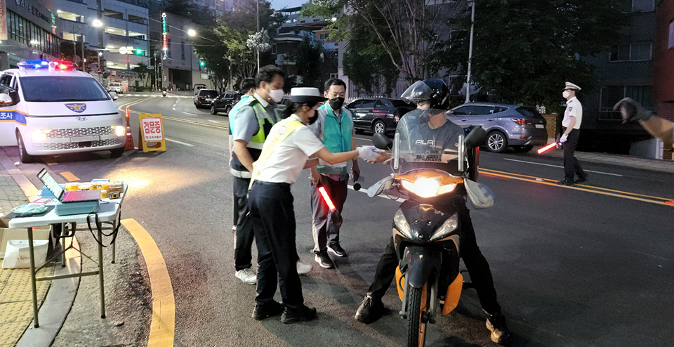 군포시가 지난 22일 밤 군포경찰서, 한국교통안전공단과 합동으로 이륜차 소음 점검을 진행했다. 사진=군포시청