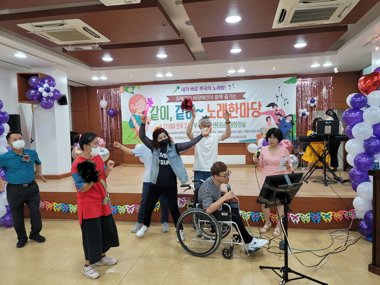 의왕시 부곡동은 지난 27일 의왕시 부곡동주민센터 대회의실에서 장애인과 비장애인이 함께 즐기는 ‘같이, 같이~ 노래한마당’을 개최했다. 사진=의왕시청