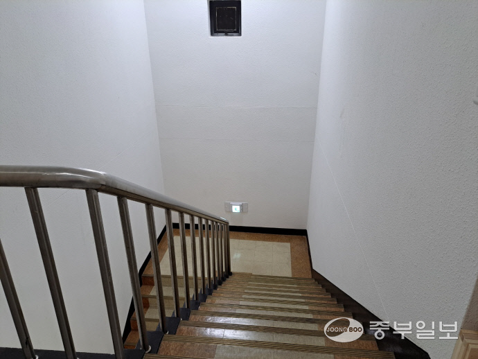 수원시립미술관 만석전시관내 설치된 계단 모습. 사진=황아현기자