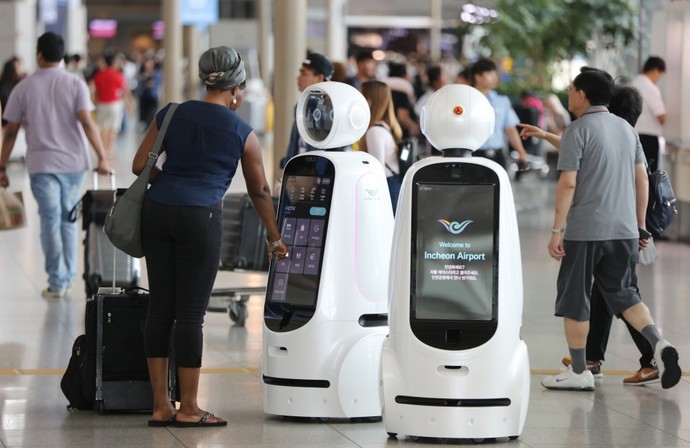 인천국제공항 제2터미널에서 승객들에게 정보를 알려주고 있는 안내로봇 모습. 사진=인천국제공항공사