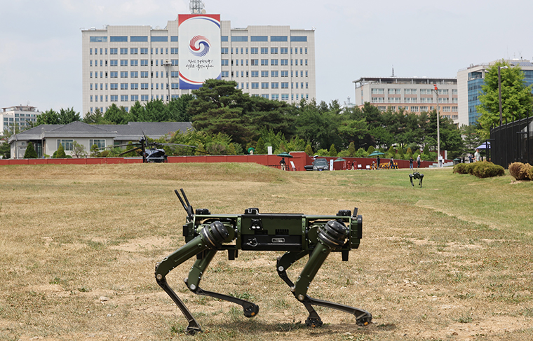서울 용산 대통령실 앞뜰을 지키는 경호로봇. 사진=연합