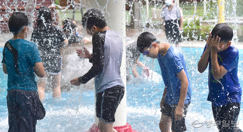 장마가 소강 상태를 보인 24일 인천 중구 율목어린이공원 물놀이장을 찾은 어린이들이 물놀이를 하며 더위를 식히고 있다. 정선식기자