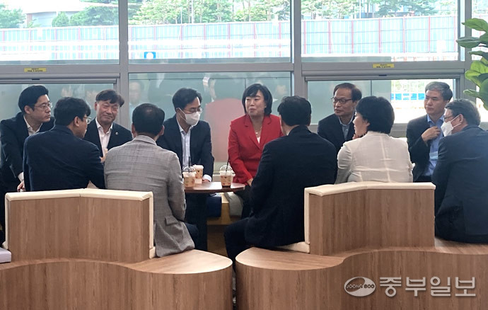 김동연 경기도지사를 비롯해 경기도의회 곽미숙 국민의힘 대표의원과 남종섭 대표의원 등이 4일 오후 경기도청 1층 카페에서 비공개 차담회를 갖고 있다. 김수언기자