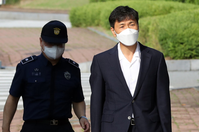 수행비서 김지은씨를 성폭행한 혐의로 3년6개월의 실형을 선고받았던 안희정 전 충남지사가 4일 오전 만기 출소해 경기 여주교도소를 나서고 있다. 연합