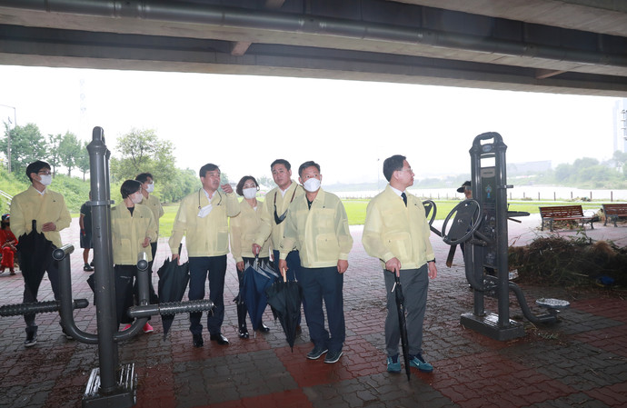 구리시의회 권봉수의장 등 7명 의원이 왕숙촌 제방도로를 점검하고 있다. 사진=구리시의회